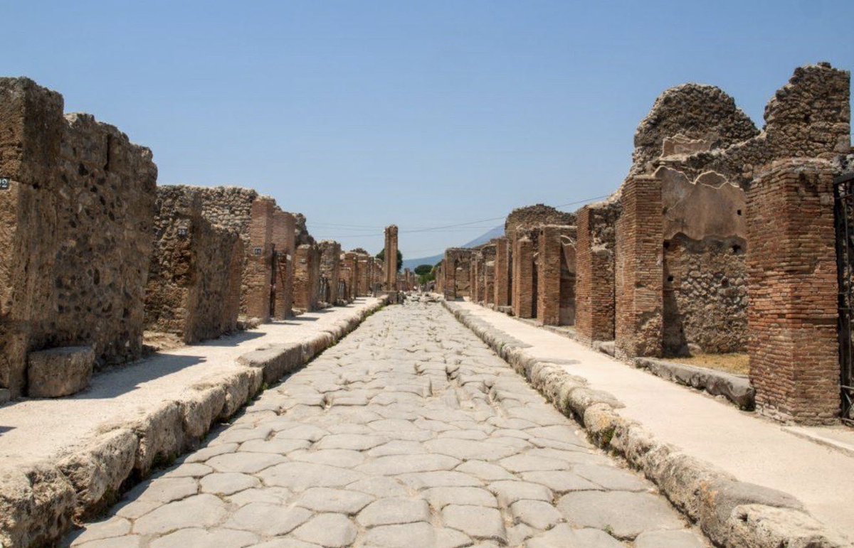 womanocryafrica's tweet photo. Quand on sait que les Romains construisaient il y a 2 000 ans, des routes dont certaines existent encore aujourd’hui, on mesure à quel point le retard est préoccupant.
Une route, c’est la possibilité d’accéder aux soins, d’aller travailler et de vivre dignement. https://t.co/c3CtTiDfj1