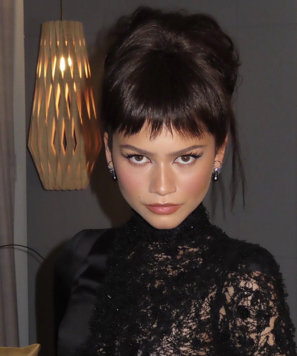 dayashlland's tweet photo. she wore black for the majority of the press bc the first half of the movie peter’s all alone and then wore white at the last premiere bc a brand new day started,, i see what you did zendaya 🙂‍↕️🙂‍↕️ https://t.co/6FxjU2LZp2