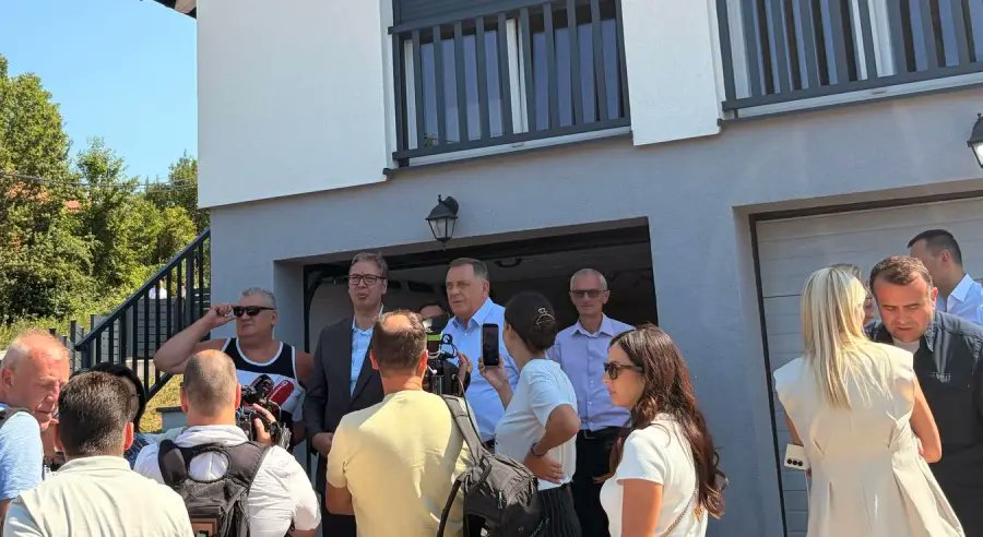 SNSDDodik's tweet photo. Поштовање према породичном поријеклу и завичају није ствар политике, већ личног достојанства и односа према сопственој историји.

Предсједник @MiloradDodik и предсједник Србије @avucic посјетили су мјесто Чипуљић код Бугојна, родно мјесто оца предсједника Вучића. https://t.co/IehZqODTLn