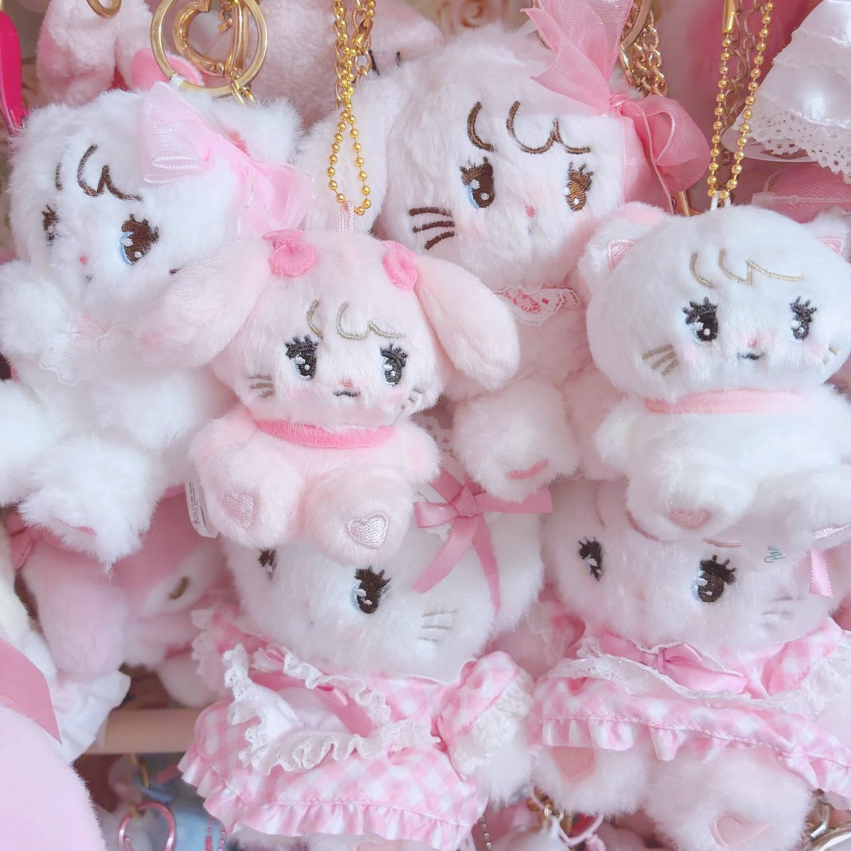 pinknekousa28's tweet photo. リルアラモードのおすわりぬいぐるみガチャ、予備欲しいなぁ🐱🐰

でっかい方にはサンリオのぴたっとフレンズの服着せてる💕めちゃくちゃ似合う https://t.co/6cgNRWRSMa