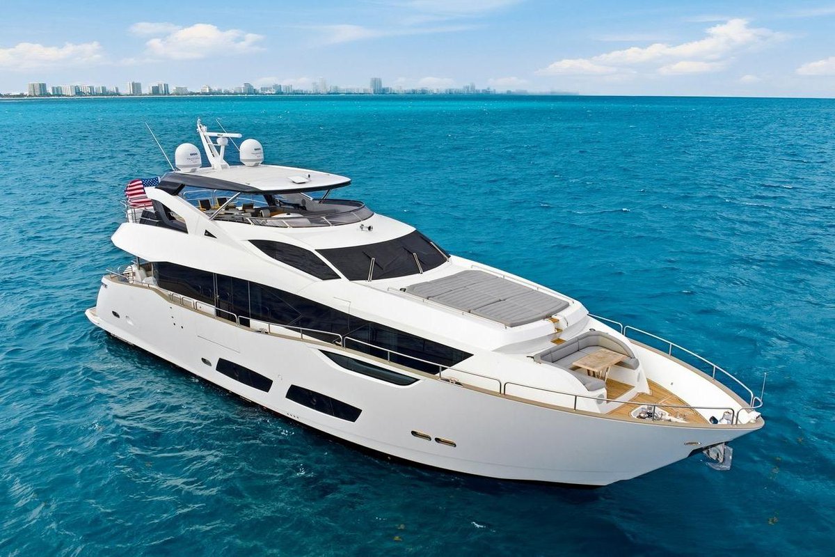globalyachtex's tweet photo. PURA VIDA blends luxury, performance, and proven charter success. Featuring a rare dual-master layout, expansive flybridge, hydraulic swim platform, MTU power, Sleipner stabilizers, and a 1,400 NM range, she's turnkey and ready for her next adventure. ⚓✨ https://t.co/xl7lfYbjQc