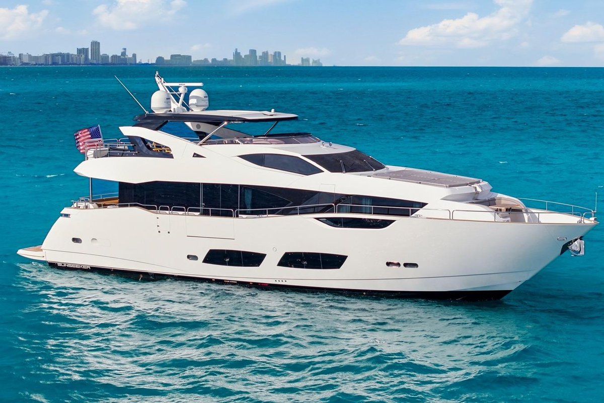 globalyachtex's tweet photo. PURA VIDA blends luxury, performance, and proven charter success. Featuring a rare dual-master layout, expansive flybridge, hydraulic swim platform, MTU power, Sleipner stabilizers, and a 1,400 NM range, she's turnkey and ready for her next adventure. ⚓✨ https://t.co/xl7lfYbjQc