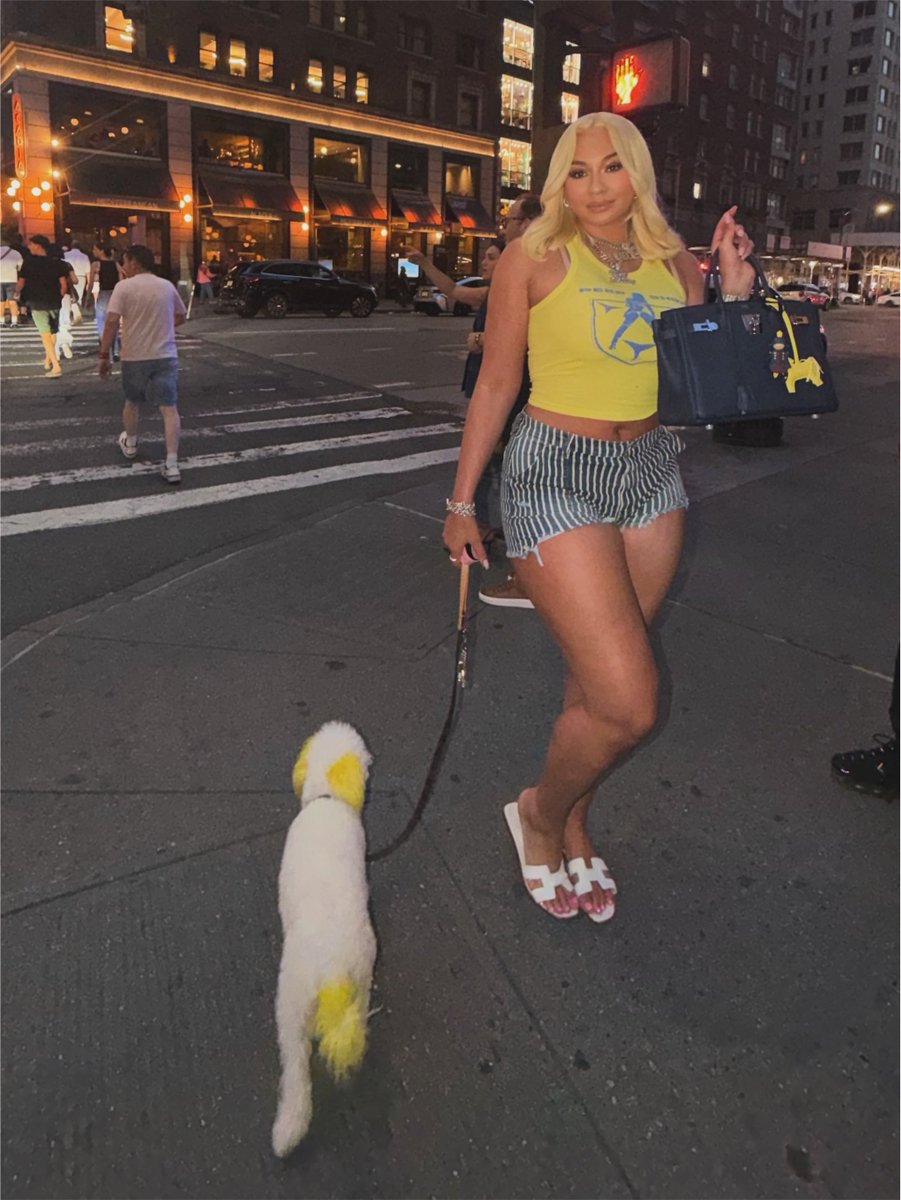 ZeusNetworkTea's tweet photo. Scotty and Capri out for a midnight stroll! 💁‍♀️💕 https://t.co/0K2NMfFdnM