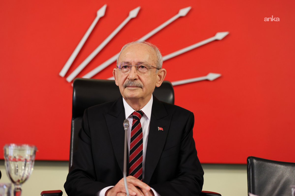 HaberMOD's tweet photo. Kemal Kılıçdaroğlu: (Çerçeve yasa hk.)

“Biz bu sürece ‘Demokrasiyle taçlandırma süreci’ diyoruz. Biz cumhuriyetçi, eşit yurttaşlık vaat ediyoruz.

Benim ne hakkım varsa Kürt vatandaşların da o kadar hakkı vardır.” https://t.co/38K4JfGfgF