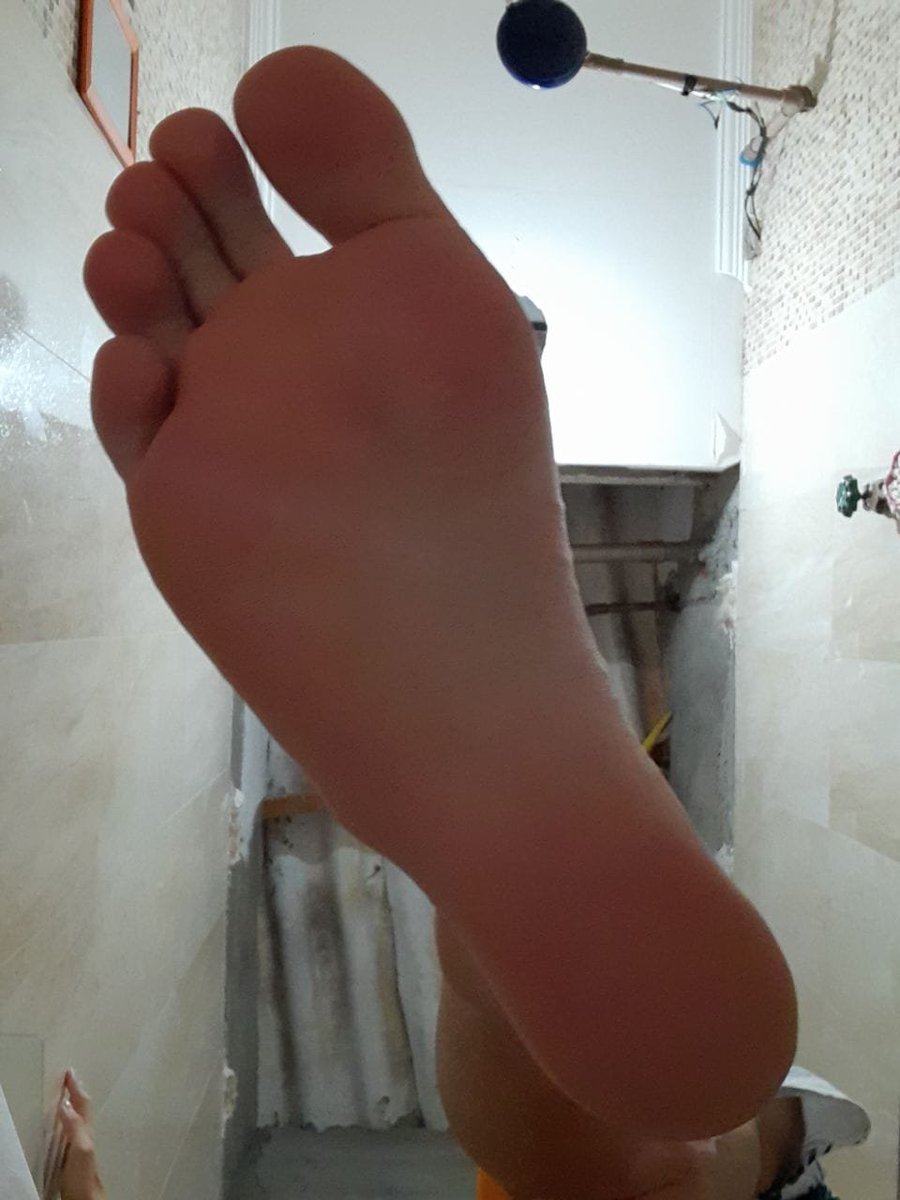 VeVenomF's tweet photo. É pé grande que vocês gostam? eu tenho pés enormes 🔥 https://t.co/90kS0poXsN