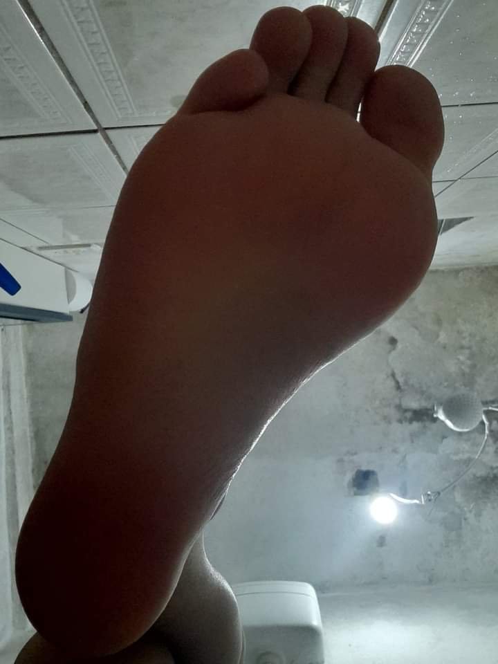 VeVenomF's tweet photo. É pé grande que vocês gostam? eu tenho pés enormes 🔥 https://t.co/90kS0poXsN