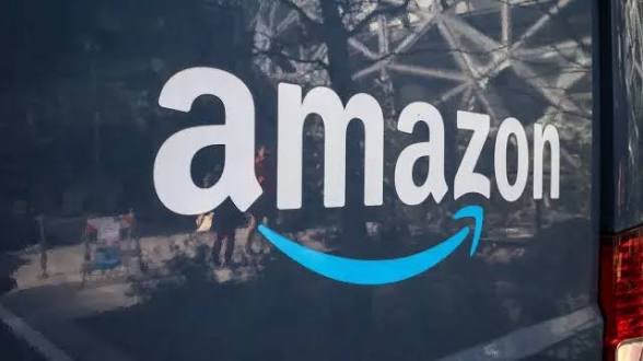 BolsaZone's tweet photo. 🚀 $AMZN Amazon toca por primera vez los 3 T$ de valoración, superando los 278,87 $ por acción.

☁️ El impulso viene de AWS: ventas de 42.200 M$ y +37% interanual, confirmando que el gasto en infraestructura de IA ya está dando frutos.

📈 Las acciones suben un 4,7% y se cotizan en torno a 284 $.
