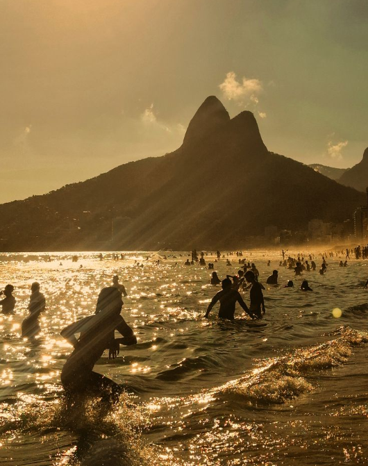 republiqueBRA's tweet photo. 🇧🇷 ✨ Candidato a deputado federal Victor Antoun defende a volta do estado da Guanabara:

🗣️ "É uma cidade que administra a decadência, às vezes melhor, às vezes pior, mas já não deixa a mesma marca que deixava para o Brasil, na comparação com os anos 1960 e 1970. Na minha campanha busco um pouco desta estética de época"