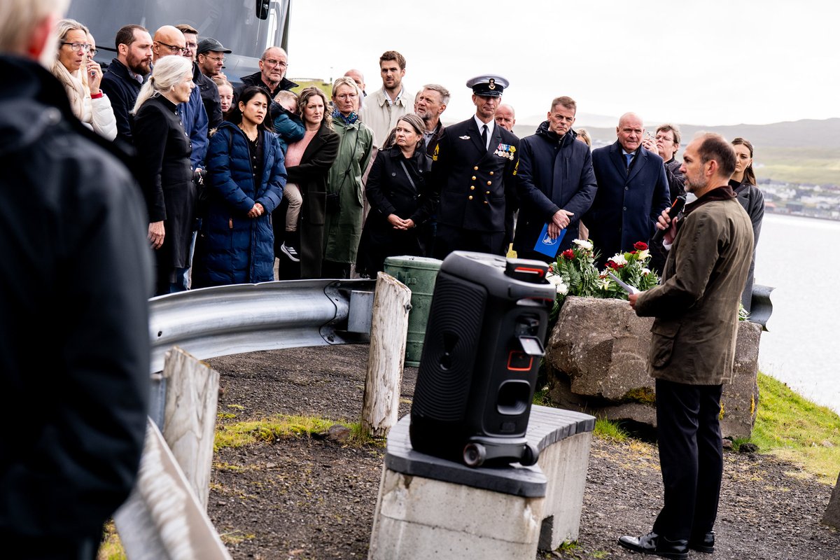 Forsvarsmin's tweet photo. I dag deltog forsvarsminister @JeppeBruus i mindehøjtidelighederne på Færøerne for den tragiske ulykke for præcis 30 år siden, hvor et af Forsvarets fly styrtede ned under indflyvningen til Færøerne. Alle ni ombordværende omkom. https://t.co/4VkvhqSoOq