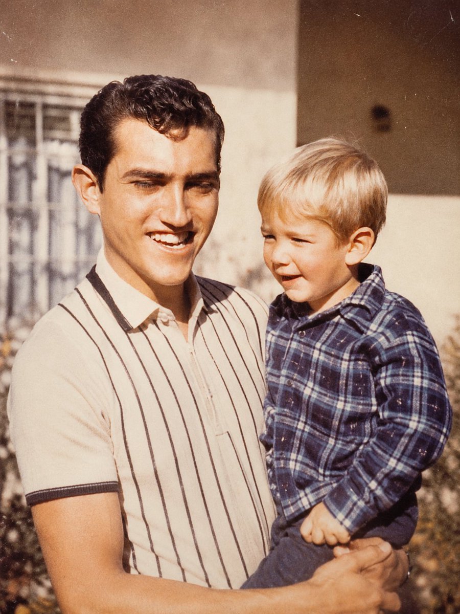 EmpreHouse's tweet photo. Fuera de los rankings: la multimillonaria fortuna del padre de Jeff Bezos.

En 1995, Miguel Bezos invirtió junto a su esposa US$245.573 de sus ahorros en Amazon, cuando había grandes chances de fracasar.

Hoy, su oficina familiar administra más de US$40.000 millones. https://t.co/KuUvTcrPaF