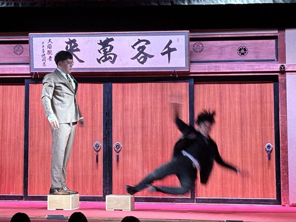 oshiyoshi22's tweet photo. 胡内に手押し相撲で一瞬で倒されて『もう壊したおもちゃには興味無い』みたいな顔で見つめられてる。 https://t.co/EIB7nswB5J