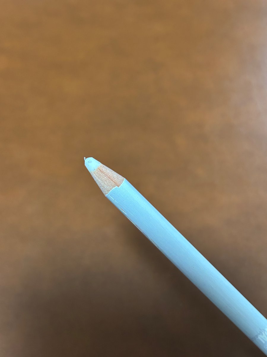 chocomeito's tweet photo. 絵を描く時の消しゴムで細かいところ消すのにかなり気に入ってる鉛筆消しゴム。イオンの子供の鉛筆売り場からいつの間にか無くなってて画材売り場とか世界堂とか探しても色鉛筆用の本格的な硬くて高いやつしかなくて困ってたんだけど、セリアにあった！（セリアにあったんかい！しかも4本入り）🙏✨ https://t.co/3PZ0LeUi5Y