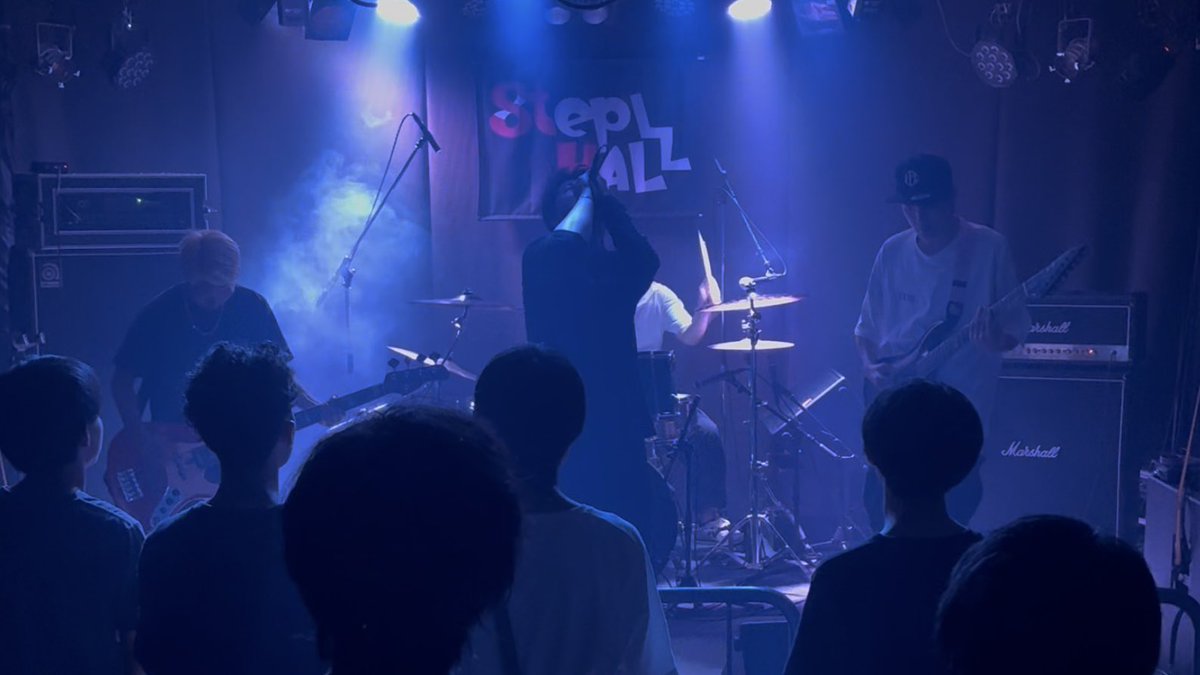 The_HemRocks's tweet photo. 取り急ぎ、Step HALLありがとうございました！

���のライブは来週8/10(月)
📍club vijon 

OPEN/17:30 START/18:00
ADV¥2,500 DOOR¥3,000
（各+1D ¥700）

チケット取り置きはDM✉️もしくは
⬇️の取り置きフォームまで！
お待ちしております🐥
https://t.co/dXn8w6lEvi

#TheHemRocks https://t.co/FXFKHme8Xq