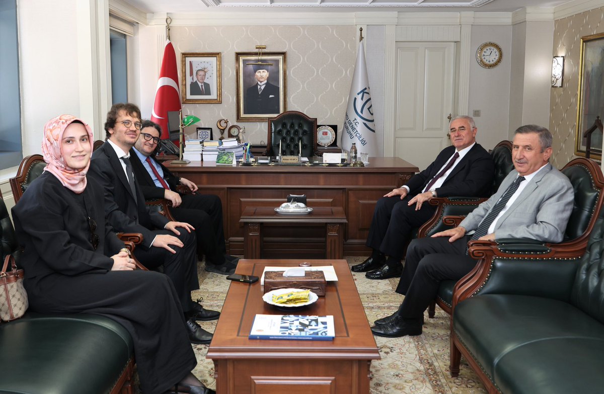 TRombudsman's tweet photo. Yozgat Bozok Üniversitesi Hukuk Fakültesi Dekan Vekili Sayın Prof. Dr. Uğur Bayıllıoğlu, Sayın Dr. Öğr. Üyesi Oğuzhan Güzel ve Sayın Arş. Gör. Sümeyye Erkalan Coşkunsu, Kamu Başdenetçisi Sayın Mehmet Akarca’yı ziyaret etti. Kamu Denetçimiz Sayın Şerif Yılmaz da görüşmeye iştirak etti.

Ziyaret kapsamında; Kurumumuz ve Üniversite arasında iş birliğinin geliştirilmesi konusunda mutabakata varıldı.

@bozokedutr @SerifYilmazz 
#KDK