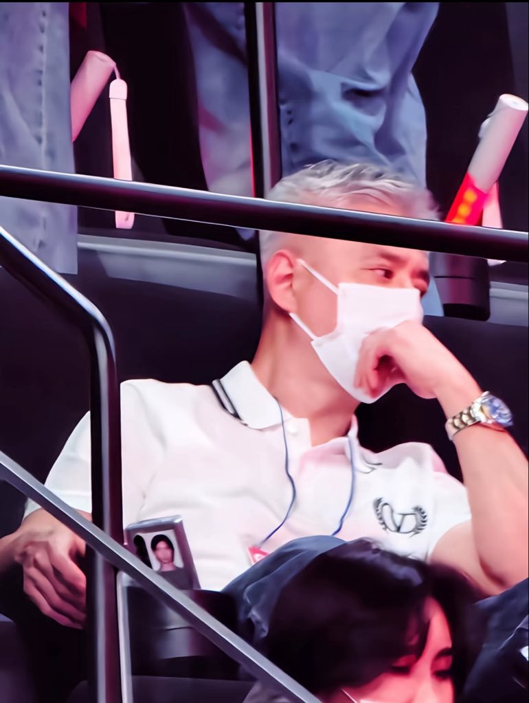 keonhoonights's tweet photo. ayah jju pasang foto ktp jju di hape beliau terus kono pasang popsocket gambar muka jju di hape nyaa 🤲😭😭 jju sangat dicintai besar besaran sama pria penting dalam hidupnya 🥺🤍 #keonhoon https://t.co/zGTEY1vgKH