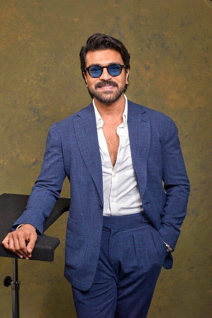 EshwarDhfc's tweet photo. The Only Hero in TFI 

Who looks Damn Good in any Contrast tones of Suits and Blazzers 🥵🔥

Nuvvu vere @AlwaysRamCharan 
🥵🔥🙏🏻

#RC17 https://t.co/SxR2uTtp8R
