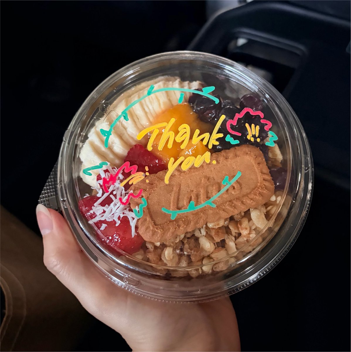 maharo_13's tweet photo. 歩いてる時に見つけて美味しそうだな~と思いフラッと入ったアサイー屋さん、まさかのｼｭ~ﾏｻがREAL?香川公演の時に訪問してたお店で激アツ🔥
ハイビスカスのイラストにｱﾛﾊを感じて13推し俺は嬉しくなってしまったし、アサイーもトッピングたちもﾒ~ｯﾁｬ美味しかった🎶 絶対また行く😼💖 https://t.co/ozEIl6Vmi7