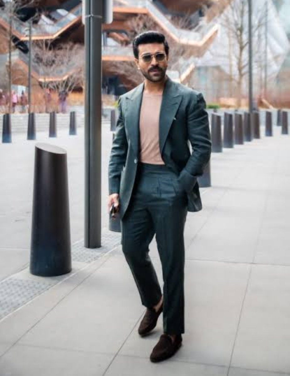 EshwarDhfc's tweet photo. The Only Hero in TFI 

Who looks Damn Good in any Contrast tones of Suits and Blazzers 🥵🔥

Nuvvu vere @AlwaysRamCharan 
🥵🔥🙏🏻

#RC17 https://t.co/SxR2uTtp8R