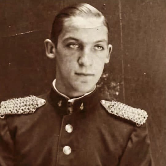 Comandantecbs's tweet photo. A 72 años de su partida, hoy recordamos al Mártir de la institución, Charles Gourgeon Chanalet, Voluntario de la @PompeFrance ; quien falleció el 3 de agosto de 1954 tras combatir en el incendio de Ahumada N° 31.
#BomberosSantiago 
#ConstanciayDisciplina https://t.co/9C8BhRAvS7