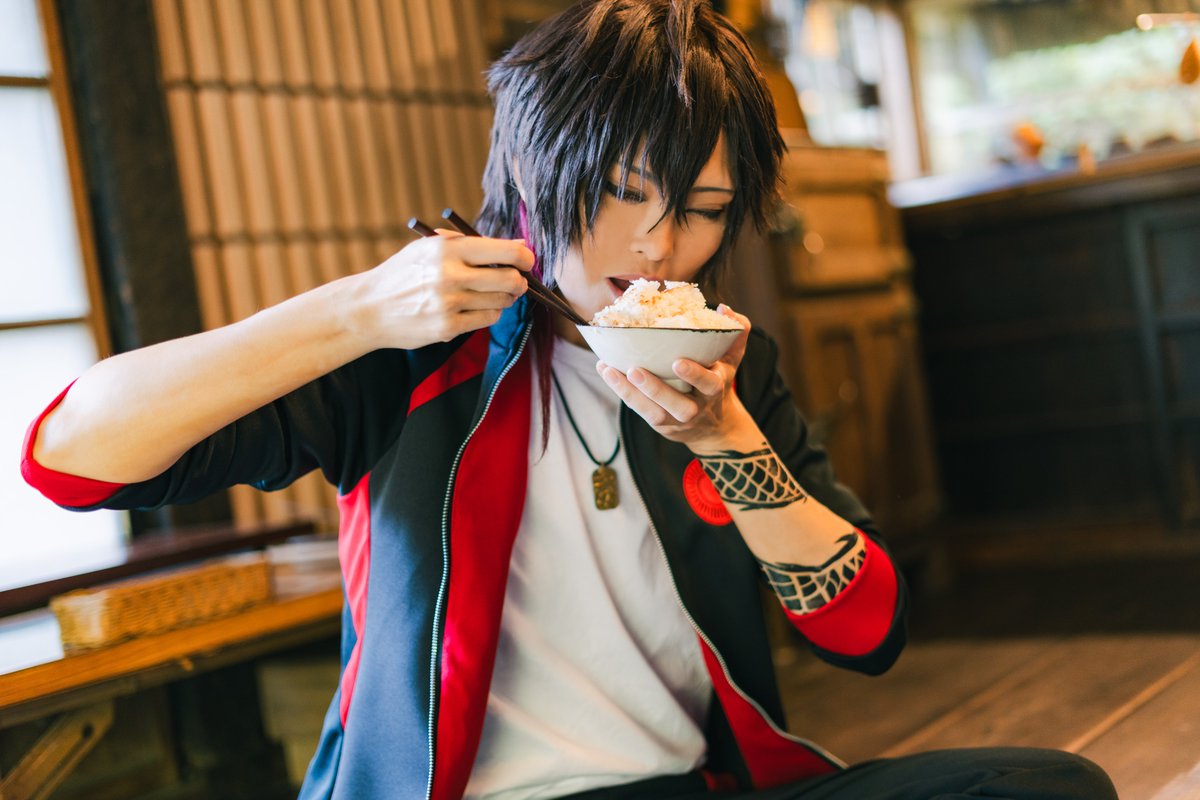 gacha69017's tweet photo. cos/刀剣/大倶利伽羅 🍙

・
—いっぱい食べる！
　　　　　　君が好き！
・

📸@ykfmsma #がちゃ秘録
※写真集「…おかわり。」より抜粋 https://t.co/KUgKYfwUvr