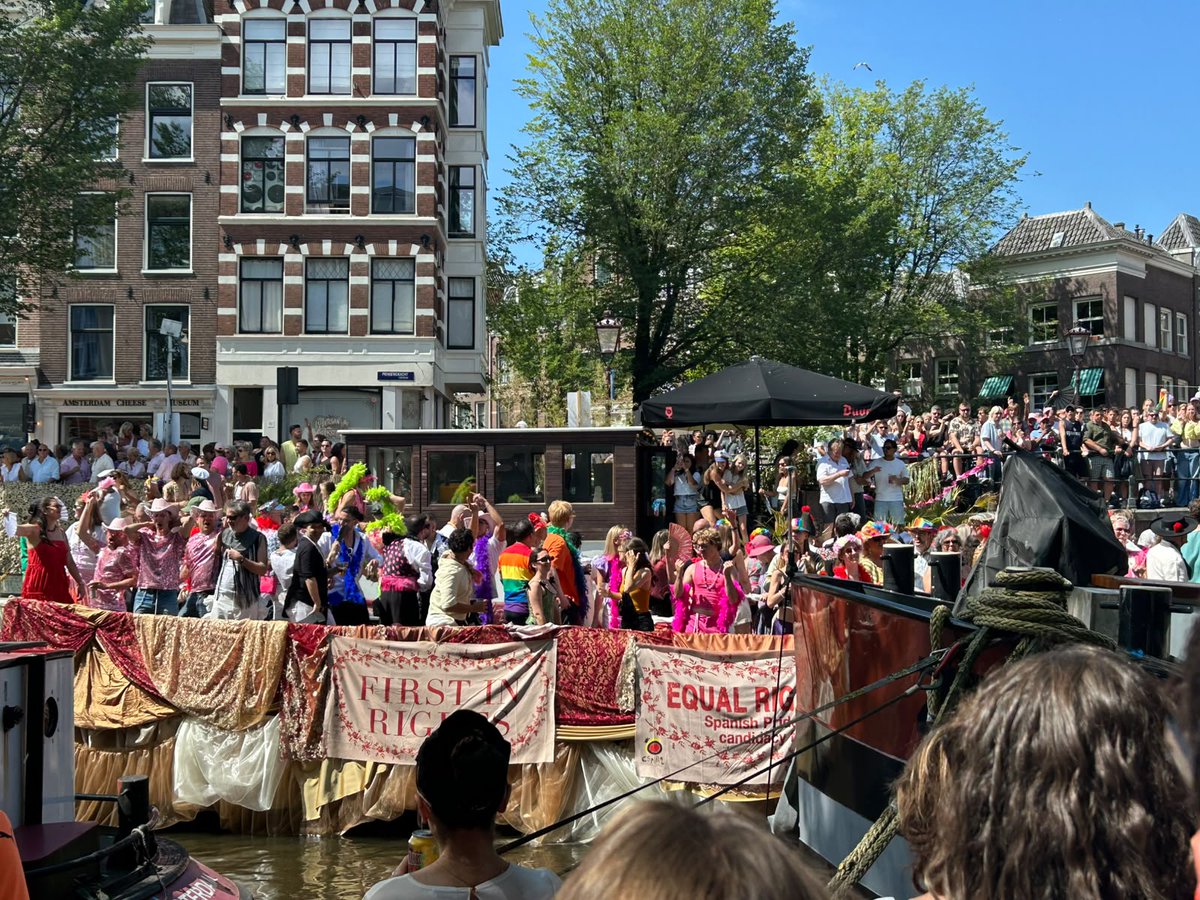 EmbaMexNL's tweet photo. Participamos con entusiasmo en el desfile del #PrideAmsterdam como parte del contingente de la Equal Rights Coalition #ERC. Reafirmamos el compromiso con la promoción y protección de los derechos humanos de las personas de la comunidad LGBTIQ+🏳️🌈 #MéxicoIncluyente
@SRE_mx https://t.co/pfoaPQ2aMo