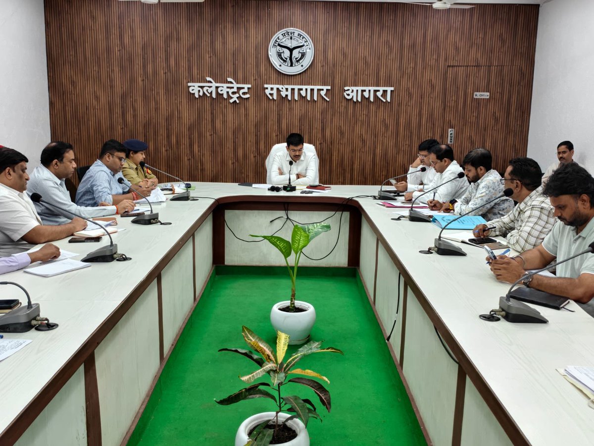 OfficeOfDMAgra's tweet photo. जिलाधिकारी श्री मनीष बंसल जी की अध्यक्षता में जिला सड़क सुरक्षा समिति की बैठक कलेक्ट्रेट सभागार में संपन्न हुई, बैठक में संबंधित अधिकारियों को आवश्यक दिशा निर्देश दिए गए। https://t.co/jxMgNGxKu5