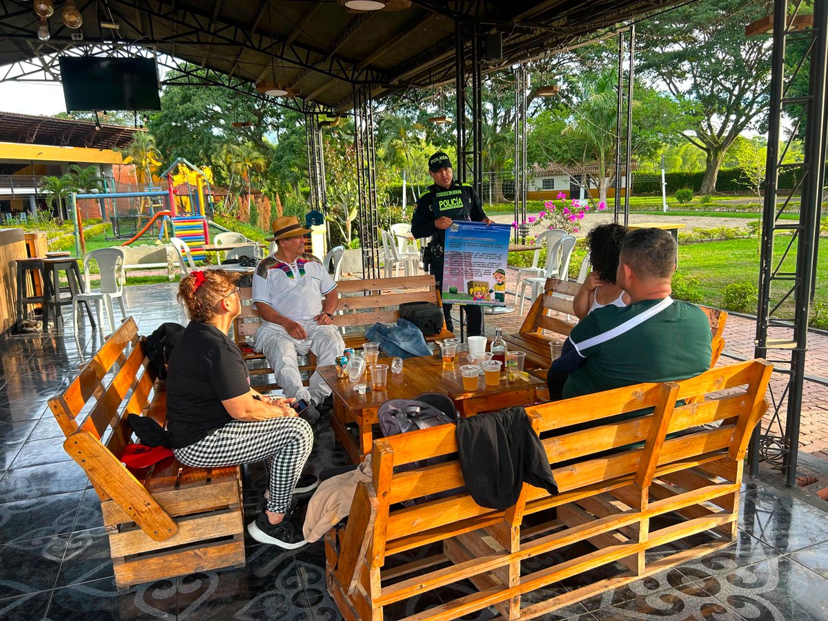 ProteccionPonal's tweet photo. Recorrimos hoteles, piscinas y centros vacacionales en #ValledelCauca para verificar el cumplimiento de la normatividad y promover entornos seguros para todos👮🤝. #TurismoSeguro https://t.co/AkJAzMzOly