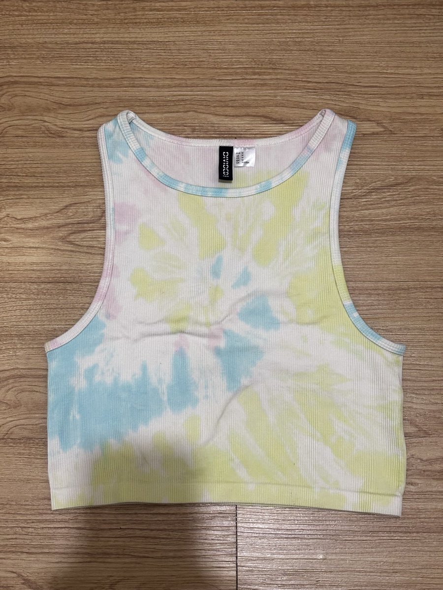 Seaasheali's tweet photo. tanktop h&amp;m
35k https://t.co/NlVvRMCU0a