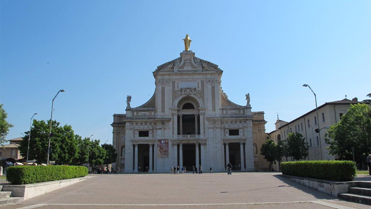VaticanNewsPL's tweet photo. Asyż czeka na Papieża. Już w czwartek #LeonXIV spotka się tam z młodzieża z Europy, uczestniczącą we franciszkańskim spotkaniu. To czas powrotu do tego, co w życiu najistotniejsze i przestrzeń spotkania z Bogiem - mówią organizatorzy.
https://t.co/dlArBKrgHg https://t.co/MQSrLvXeTB