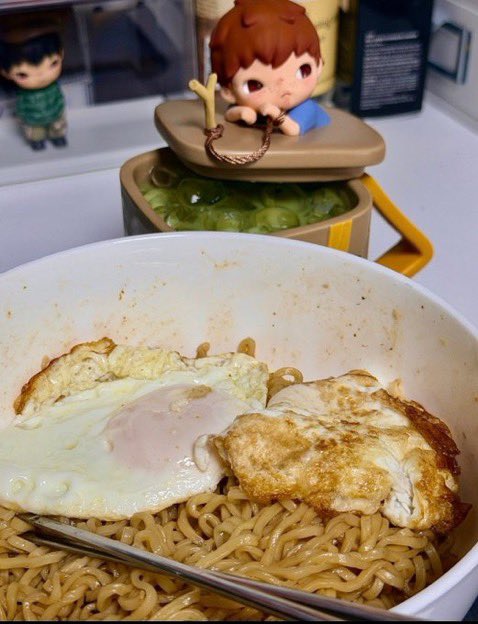 xoulsz's tweet photo. jl with his pancit canton + runny egg (and matcha drink) 🤤 my mouth is watering this combo is lit peak https://t.co/1U2ewCs27U