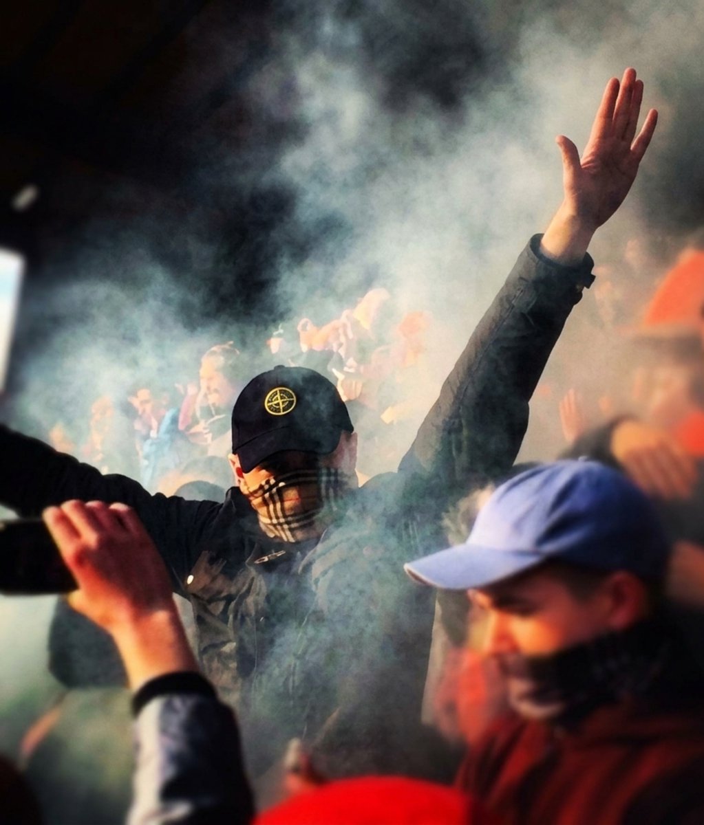 FIjustfootball's tweet photo. Manitanı değiştirirsin, siyasi görüşünü değiştirirsin, dinini değiştirirsin...
Asla, ama asla tuttuğun takımı değiştiremezsin! #ultras #casual https://t.co/lCXQeBK9Az