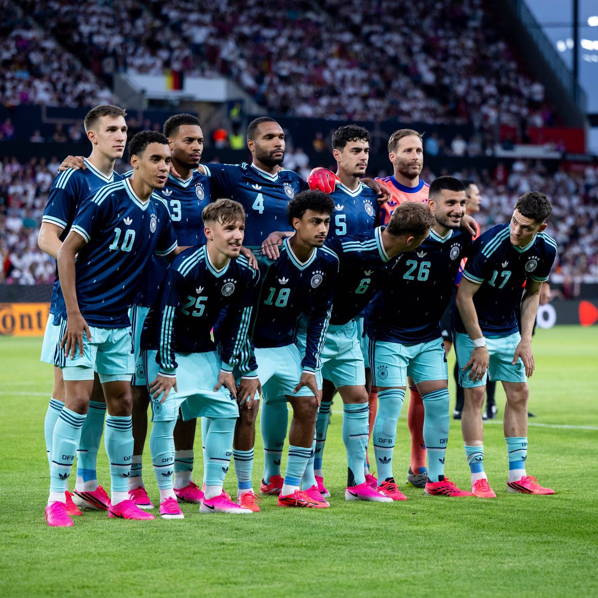 sigadroy's tweet photo. O CEO da Adidas pediu desculpas pela abundância de chuteiras rosas na Copa do Mundo de 2026. “Espero que isso não aconteça novamente. O rosa é uma boa cor, sem dúvida. Mas o fato de todos nós termos acabado com a mesma cor é estranho.”

#futebol #droy https://t.co/DqyEnRtorv