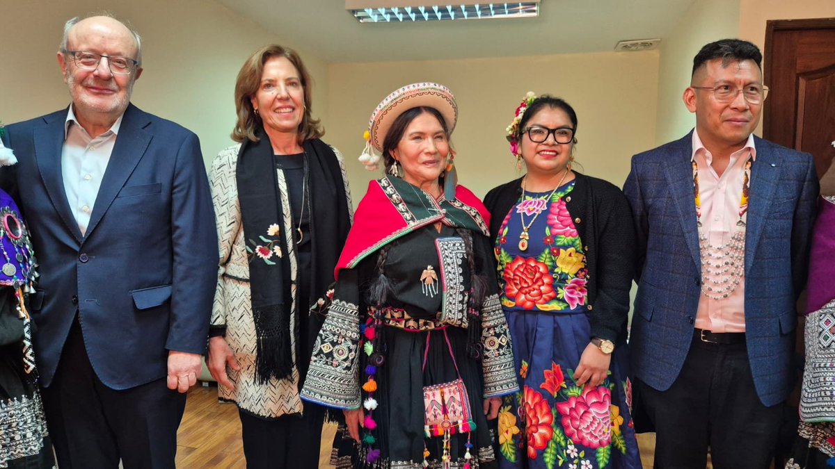 EmbajadaEspLPaz's tweet photo. Espectacular concierto en lengua quechua de Luzmila Carpio, gran voz de los Andes, en 30 Feria Libro #LaPaz, en coordinación con @filac_ y @EmbajadaEspLPaz. Celebramos con @DMejia20 "La alegría de los pueblos"!
🇪🇦🫶🇧🇴
@MAECGob @MRE_Bolivia @AECID_es @camaralibrolpz @UN4Indigenous https://t.co/xGrtwJVd5q