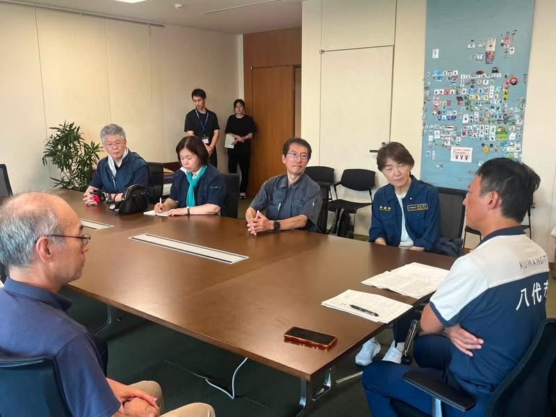 Officia66688481's tweet photo. 地震後、非常に密度の高い1週間。被災者の避難所生活状況を白川よう子参議員、田村貴昭元衆議員や県内の党の協力で実施。結果として学校体育館のエアコン設置やスポットクーラーの配置に繋がる。後日、仁比参議員と共に氷川の避難所、農家わ訪問。農地に水が届いてない。用水路破損を発見。 https://t.co/J5gZfKxzPM