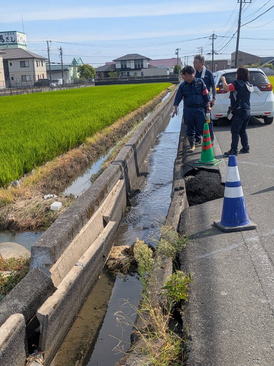 Officia66688481's tweet photo. 地震後、非常に密度の高い1週間。被災者の避難所生活状況を白川よう子参議員、田村貴昭元衆議員や県内の党の協力で実施。結果として学校体育館のエアコン設置やスポットクーラーの配置に繋がる。後日、仁比参議員と共に氷川の避難所、農家わ訪問。農地に水が届いてない。用水路破損を発見。 https://t.co/J5gZfKxzPM