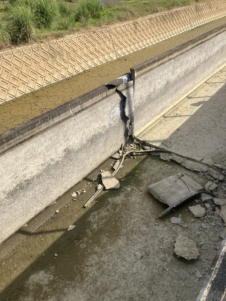 Officia66688481's tweet photo. 地震後、非常に密度の高い1週間。被災者の避難所生活状況を白川よう子参議員、田村貴昭元衆議員や県内の党の協力で実施。結果として学校体育館のエアコン設置やスポットクーラーの配置に繋がる。後日、仁比参議員と共に氷川の避難所、農家わ訪問。農地に水が届いてない。用水路破損を発見。 https://t.co/J5gZfKxzPM
