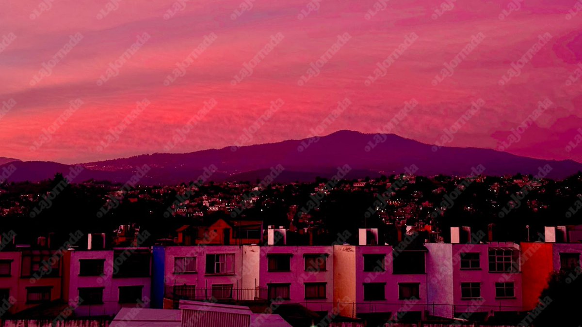 lajornadaonline's tweet photo. 🌋 Los volcanes Popocatépetl e Iztaccíhuatl pintados de color púrpura durante las primeros minutos del lunes 3 de agosto de 2026, captados desde el sur de la Ciudad de México.

#DíaEnIMágenes | 📸:  Luis Castillo https://t.co/KzbGc3D227