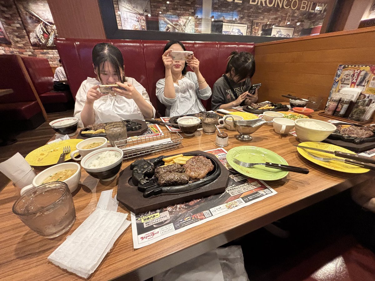 and_event21's tweet photo. 先日大阪のメンバーが「ステーキ食べたい！」と言い始めたので、みんなでステーキ食べてきました！！このメンバーで行くのも珍しかったため、仕事の話やデザートの話で大いに盛り上がりました！！ https://t.co/707Aqx8FIv