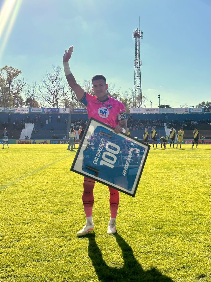 Porquettargasce's tweet photo. "Emiliano González"

Porque el arquero de Almagro llegó a los 100 partidos con el club. https://t.co/DmR9IXoKXT