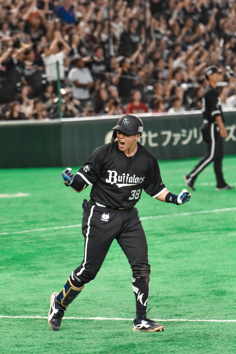 no_tsubuan_'s tweet photo. 見事なバット投げ‼️‼️‼️サヨナラホームラン‼️‼️‼️来田〜〜〜〜〜〜〜‼️
#来田涼斗 #bs2026 https://t.co/mQLe8EK9iA