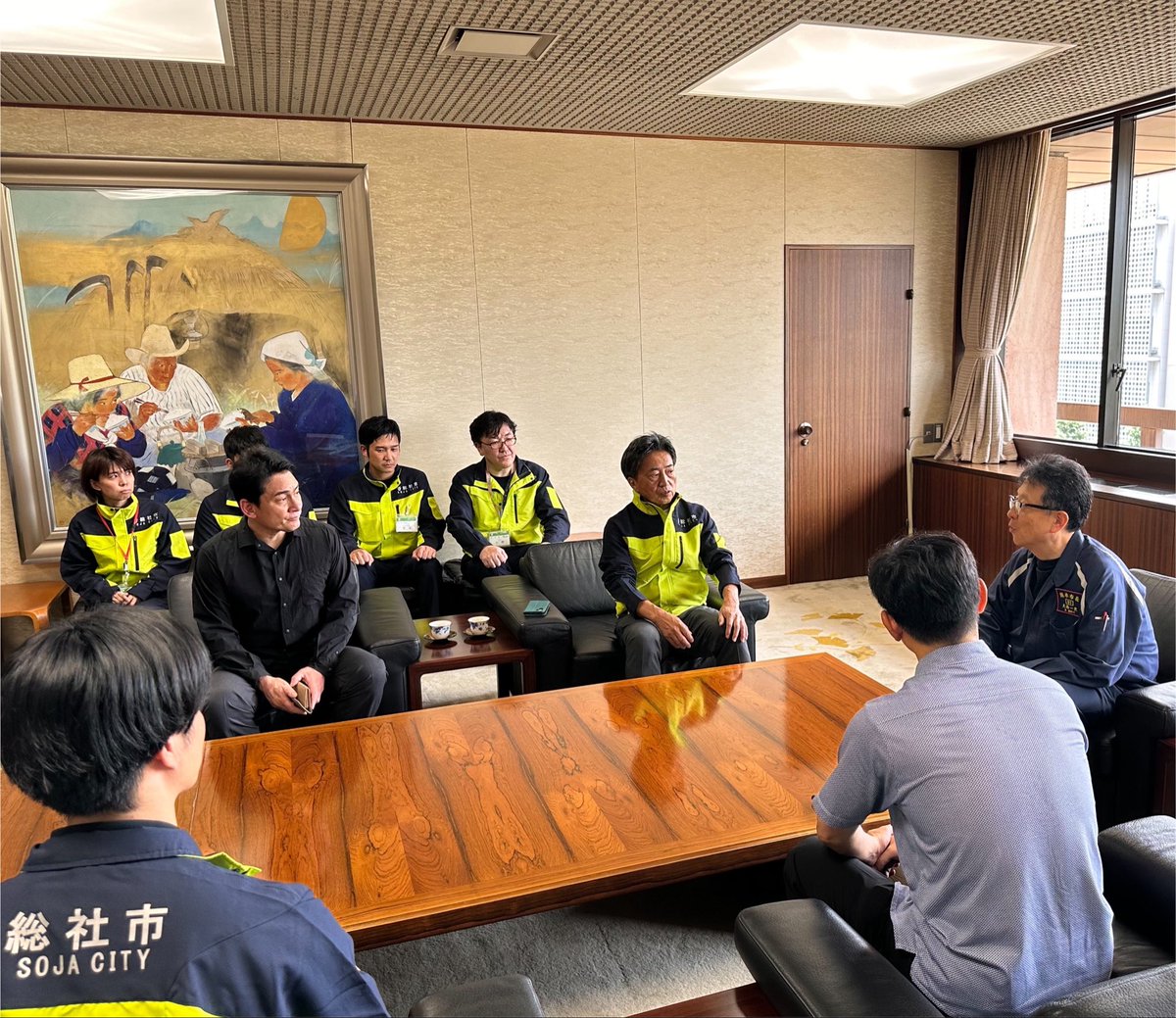kennoguchi0821's tweet photo. 熊本市役所にて大西一史市長。八代市にて小野泰輔市長。氷川町にて藤本一臣町長。益城町にて西村博則町長。

今日は被災自治体の首長の皆さん、また、担当の職員の方々から多くの情報を頂きました。

また、エアマットの件でご連絡を頂きました氷川町の職員の方ともお会いでき、明後日、どの避難所に思いをするのか打ち合わせを行いました。

首長始め、職員の皆さん、本当に本当に踏ん張っています。市長室にアウトドアー用の簡易ベッドを持ち込み、毎晩、市長室で寝られている首長の姿に涙がでる思いでした。

現場に訪れるとしかと実感をするものです。現場とはそういうものです。