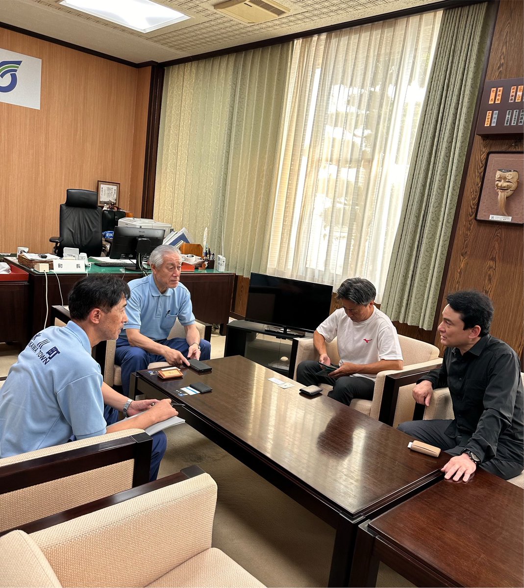 kennoguchi0821's tweet photo. 熊本市役所にて大西一史市長。八代市にて小野泰輔市長。氷川町にて藤本一臣町長。益城町にて西村博則町長。

今日は被災自治体の首長の皆さん、また、担当の職員の方々から多くの情報を頂きました。

また、エアマットの件でご連絡を頂きました氷川町の職員の方ともお会いでき、明後日、どの避難所に思いをするのか打ち合わせを行いました。

首長始め、職員の皆さん、本当に本当に踏ん張っています。市長室にアウトドアー用の簡易ベッドを持ち込み、毎晩、市長室で寝られている首長の姿に涙がでる思いでした。

現場に訪れるとしかと実感をするものです。現場とはそういうものです。