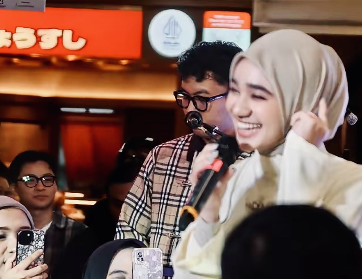 aprillatf's tweet photo. "Aku bakal jadi orang yg akan terus mencoba ADA BUAT KAMU buat buktiin kalo KAMU ITU HEBAT" —dia bener² selalu ada 🥺🤍

Anak pertama perempuan dipertemukan dengan seseorang yg woa berikut actionnya tuh bersyukur sekali pastinya 🤧🫂
Terimakasih samuel, dan bahagia terus nab! 🤍 https://t.co/UqAMYzjSZh