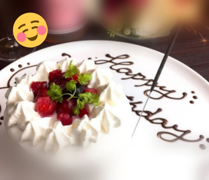 memetuchi's tweet photo. 今帰ってきた(*ﾟ∀ﾟ*)

パパんとママンに誕生日お祝いしてもらってた😭

二人とも疲れてるはずやのに(´；ω；｀)

うちの為に😭ホンマありがとうやで😭うちにとって大事で大好きな家族‼️ https://t.co/dwmn39rB7K