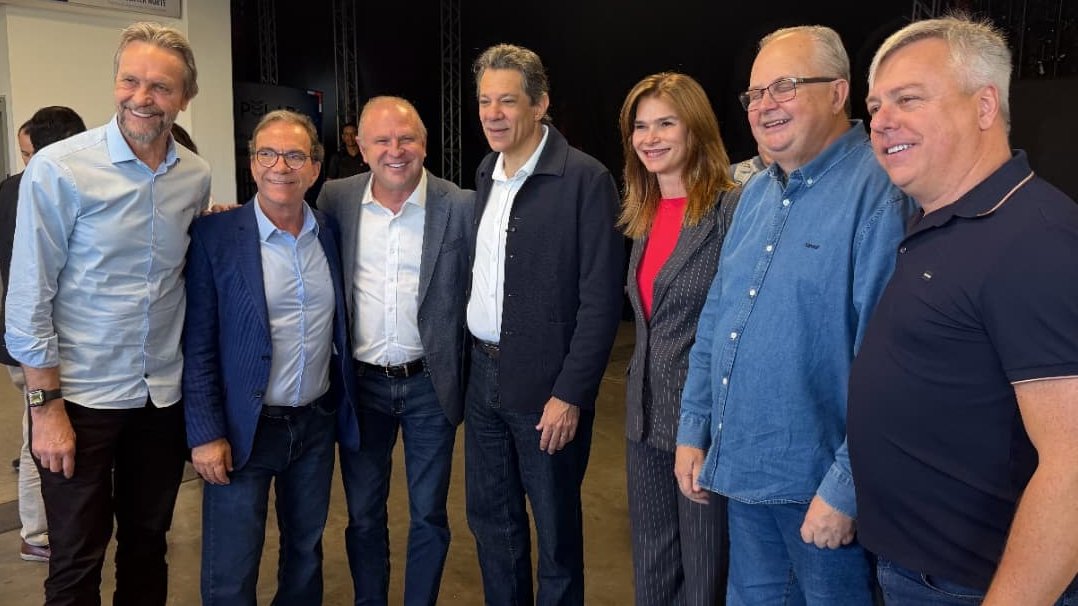 deciolimasc's tweet photo. SANTA CATARINA PRESENTE! 
Ontem o nosso time se reuniu na Convenção Nacional do PT para a homologação da candidatura do presidente Lula à reeleição. Vamos rumo ao tetra! https://t.co/HE89diiQzY