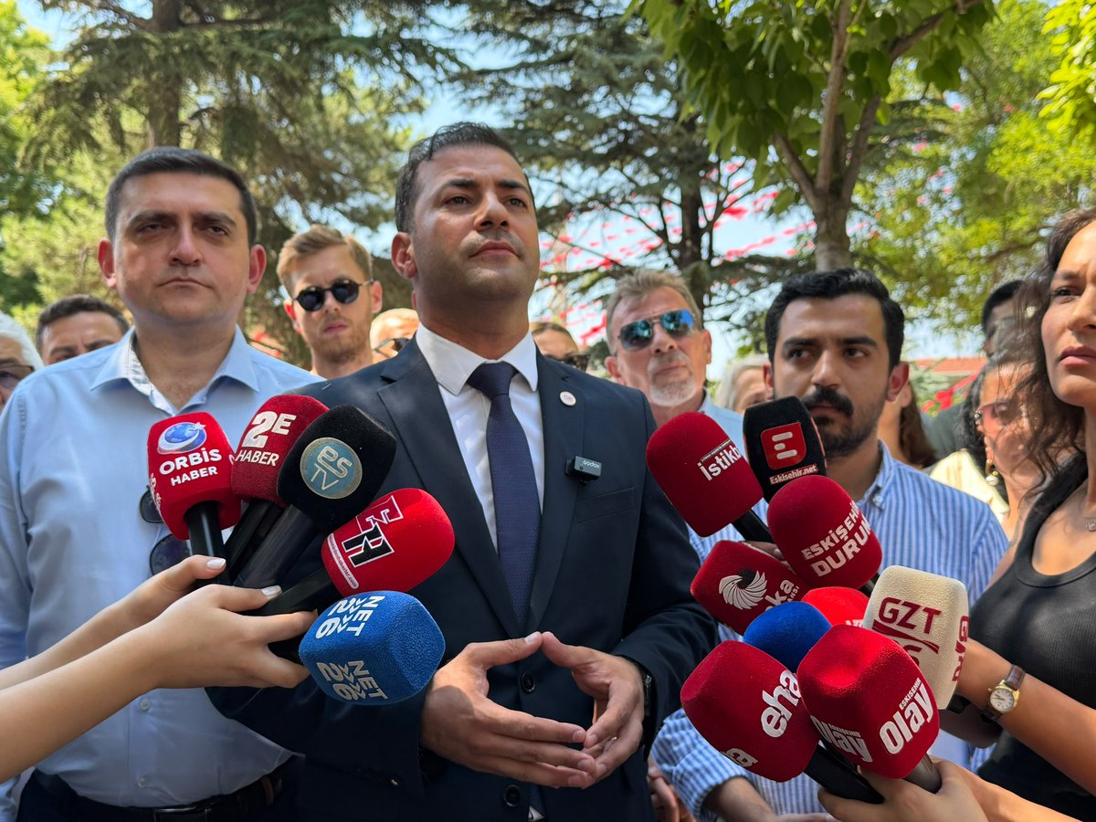 YeniPartiEsEs's tweet photo. YENİ Partimizin resmi kuruluş evraklarını Eskişehir Valiliği’ne teslim ederek, Kurucu İl Başkanımız Av. Talat Yalaz’ın önderliğinde yeni bir başlangıcın ilk adımını attık.

@avtalatyalaz https://t.co/sHfxpC2Swg