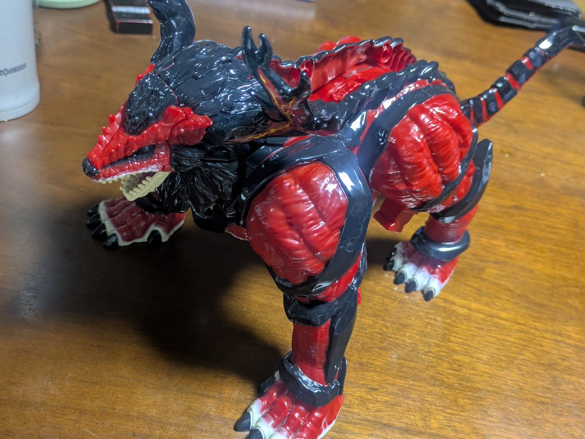 tarou717's tweet photo. 実際高いとかこれで売れるんかとか言われてるけどこんなでかくて全身塗装の怪獣フィギュアが4000円台、店によっては3000円台で買えるなら十分お値打ちでは？今のムビモンとかの相場を見てもそんな気がする
鹿ともライオンともつかない謎の哺乳類なデザインも良い https://t.co/uM8N7naDM8