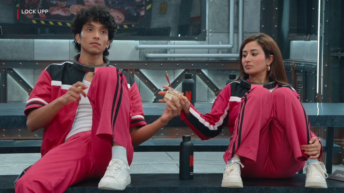 NetflixIndia's tweet photo. dushmani ek taraf, dessert doosri taraf 😋🚨 https://t.co/6RozvVc8Ii