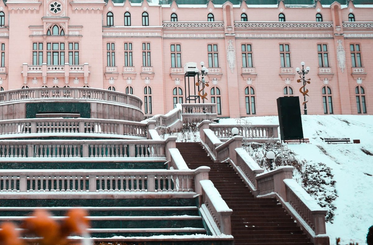 heyuyprrerlte's tweet photo. The details on the building are amazing. What's a small detail in a place that you notice and love? https://t.co/QHbvx1XJXu