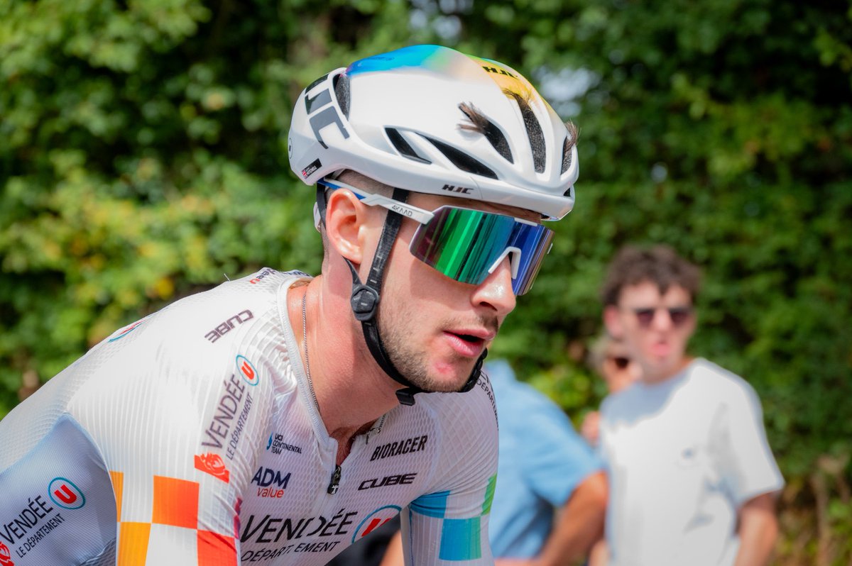 Vendee_U's tweet photo. Sale journée pour l’équipe… 😔
Longtemps à l’avant, Paul Conor avait pris de précieux points lui permettant de rêver de maillot distinctif. Il a malheureusement dû abandonner en raison de troubles digestifs.
Adam est également tombé, a réussi à réintégrer le peloton. 👊
#KBE https://t.co/9lcAwWK0Ar